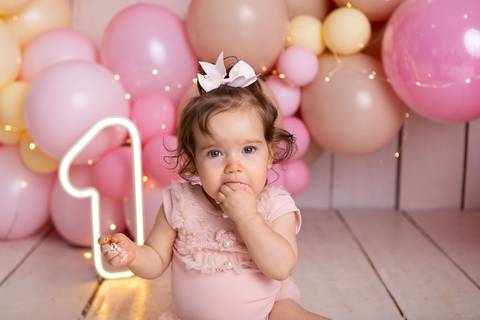 baby bebe brasília brasilia df distrito federal book fotografo fotógrafa fotografa acompanhamento fotografia 12 meses trimestral 1 ano melhor leticia franco letícia smash the cake ensaio com bolo esmagando menina balões marrom customizado amarelo splash'