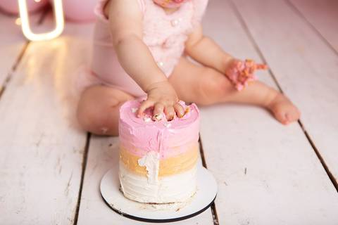 baby bebe brasília brasilia df distrito federal book fotografo fotógrafa fotografa acompanhamento fotografia 12 meses trimestral 1 ano melhor leticia franco letícia smash the cake ensaio com bolo esmagando menina balões marrom customizado amarelo splash'