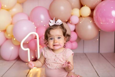 baby bebe brasília brasilia df distrito federal book fotografo fotógrafa fotografa acompanhamento fotografia 12 meses trimestral 1 ano melhor leticia franco letícia smash the cake ensaio com bolo esmagando menina balões marrom customizado amarelo splash'