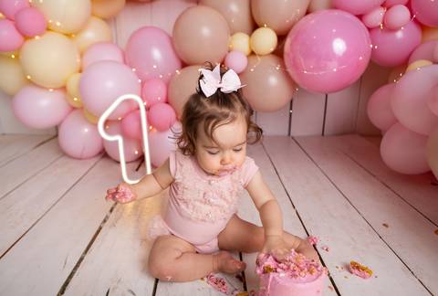 baby bebe brasília brasilia df distrito federal book fotografo fotógrafa fotografa acompanhamento fotografia 12 meses trimestral 1 ano melhor leticia franco letícia smash the cake ensaio com bolo esmagando menina balões marrom customizado amarelo splash'