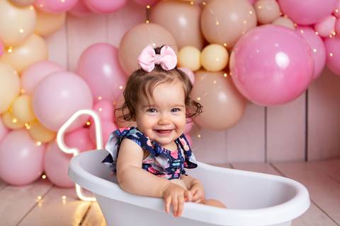 baby bebe brasília brasilia df distrito federal book fotografo fotógrafa fotografa acompanhamento fotografia 12 meses trimestral 1 ano melhor leticia franco letícia smash the cake ensaio com bolo esmagando menina balões marrom customizado amarelo splash'