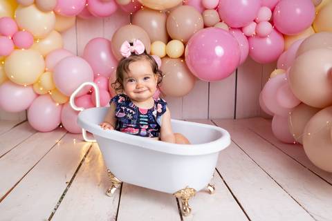 baby bebe brasília brasilia df distrito federal book fotografo fotógrafa fotografa acompanhamento fotografia 12 meses trimestral 1 ano melhor leticia franco letícia smash the cake ensaio com bolo esmagando menina balões marrom customizado amarelo splash'