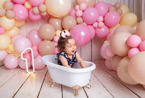 baby bebe brasília brasilia df distrito federal book fotografo fotógrafa fotografa acompanhamento fotografia 12 meses trimestral 1 ano melhor leticia franco letícia smash the cake ensaio com bolo esmagando menina balões marrom customizado amarelo splash'