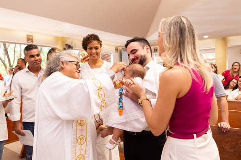 batizado brasilia df paroquia sao joão paulo ii águas claras batismo benção irmãos bebe criança distrito federal book fotografo fotografa fotografia leticia franco'