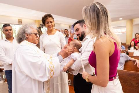 batizado brasilia df paroquia sao joão paulo ii águas claras batismo benção irmãos bebe criança distrito federal book fotografo fotografa fotografia leticia franco'