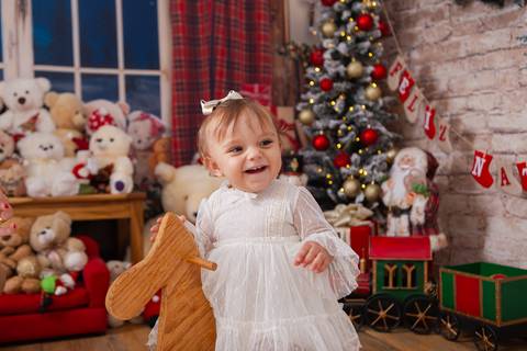 ensaio de natal bebê touca de papai noel brasilia df registrado pela fotógrafa letícia franco casa do papai noel sala arvore guirlanda roupa de papai noel'