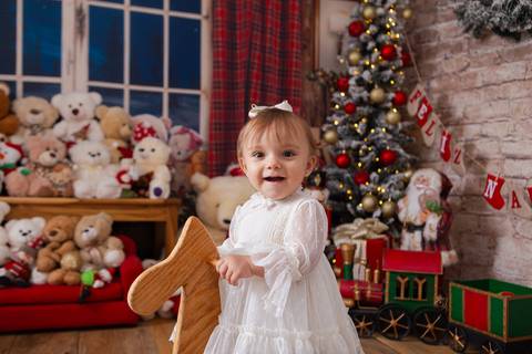 ensaio de natal bebê touca de papai noel brasilia df registrado pela fotógrafa letícia franco casa do papai noel sala arvore guirlanda roupa de papai noel'