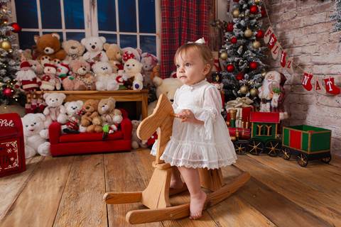 ensaio de natal bebê touca de papai noel brasilia df registrado pela fotógrafa letícia franco casa do papai noel sala arvore guirlanda roupa de papai noel'