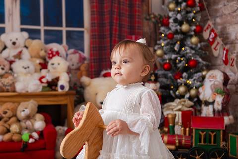 ensaio de natal bebê touca de papai noel brasilia df registrado pela fotógrafa letícia franco casa do papai noel sala arvore guirlanda roupa de papai noel'