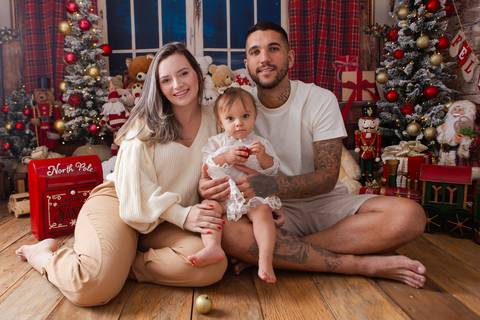 ensaio de natal bebê touca de papai noel brasilia df registrado pela fotógrafa letícia franco casa do papai noel sala arvore guirlanda roupa de papai noel'