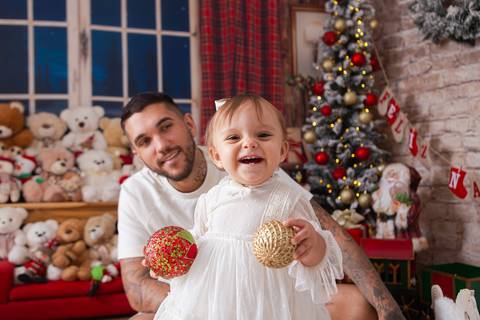 ensaio de natal bebê touca de papai noel brasilia df registrado pela fotógrafa letícia franco casa do papai noel sala arvore guirlanda roupa de papai noel'