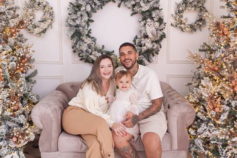 ensaio de natal bebê touca de papai noel brasilia df registrado pela fotógrafa letícia franco casa do papai noel sala arvore guirlanda roupa de papai noel'