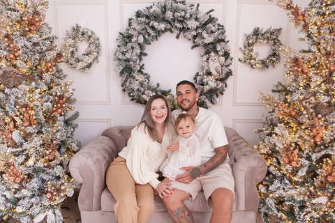 ensaio de natal bebê touca de papai noel brasilia df registrado pela fotógrafa letícia franco casa do papai noel sala arvore guirlanda roupa de papai noel'