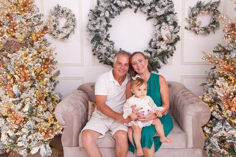 ensaio de natal bebê touca de papai noel brasilia df registrado pela fotógrafa letícia franco casa do papai noel sala arvore guirlanda roupa de papai noel'