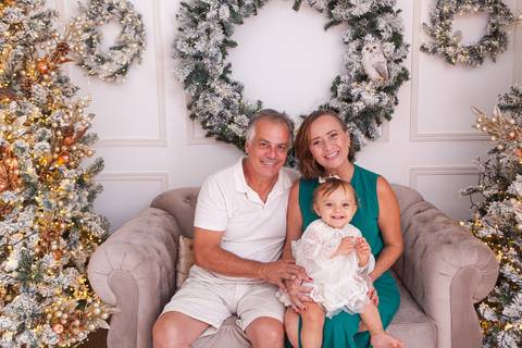 ensaio de natal bebê touca de papai noel brasilia df registrado pela fotógrafa letícia franco casa do papai noel sala arvore guirlanda roupa de papai noel'