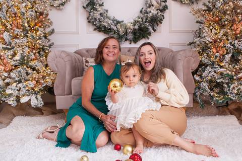 ensaio de natal bebê touca de papai noel brasilia df registrado pela fotógrafa letícia franco casa do papai noel sala arvore guirlanda roupa de papai noel'