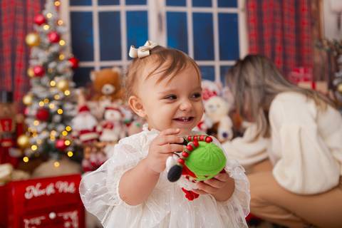 ensaio de natal bebê touca de papai noel brasilia df registrado pela fotógrafa letícia franco casa do papai noel sala arvore guirlanda roupa de papai noel'