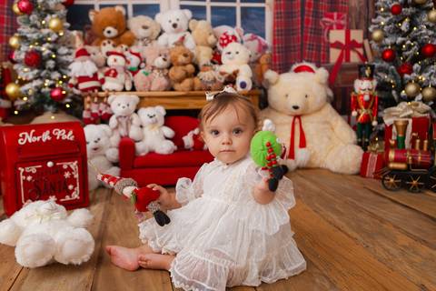 ensaio de natal bebê touca de papai noel brasilia df registrado pela fotógrafa letícia franco casa do papai noel sala arvore guirlanda roupa de papai noel'