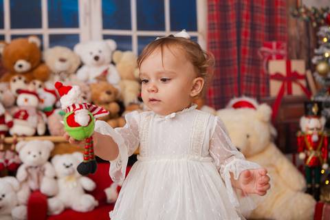 ensaio de natal bebê touca de papai noel brasilia df registrado pela fotógrafa letícia franco casa do papai noel sala arvore guirlanda roupa de papai noel'