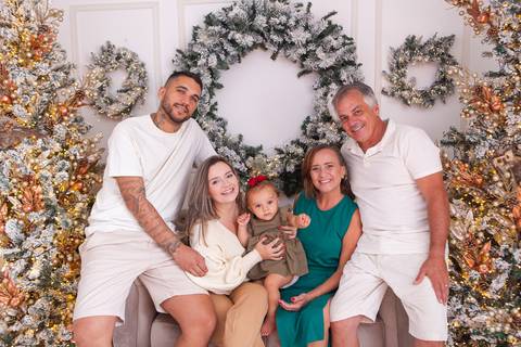 ensaio de natal bebê touca de papai noel brasilia df registrado pela fotógrafa letícia franco casa do papai noel sala arvore guirlanda roupa de papai noel'