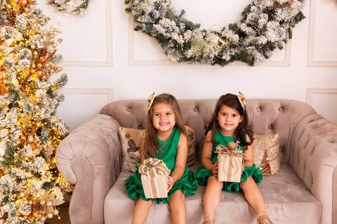 ensaio de natal bebê touca de papai noel brasilia df registrado pela fotógrafa letícia franco casa do papai noel sala arvore guirlanda roupa de papai noel'