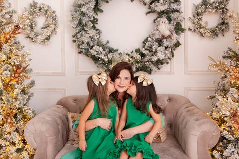 ensaio de natal bebê touca de papai noel brasilia df registrado pela fotógrafa letícia franco casa do papai noel sala arvore guirlanda roupa de papai noel'