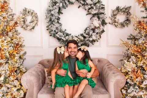 ensaio de natal bebê touca de papai noel brasilia df registrado pela fotógrafa letícia franco casa do papai noel sala arvore guirlanda roupa de papai noel'