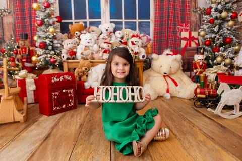 ensaio de natal bebê touca de papai noel brasilia df registrado pela fotógrafa letícia franco casa do papai noel sala arvore guirlanda roupa de papai noel'