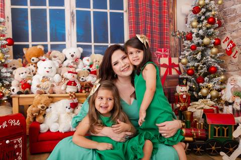 ensaio de natal bebê touca de papai noel brasilia df registrado pela fotógrafa letícia franco casa do papai noel sala arvore guirlanda roupa de papai noel'