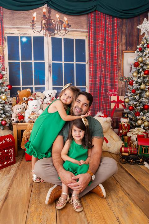 ensaio de natal bebê touca de papai noel brasilia df registrado pela fotógrafa letícia franco casa do papai noel sala arvore guirlanda roupa de papai noel'