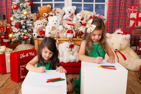 ensaio de natal bebê touca de papai noel brasilia df registrado pela fotógrafa letícia franco casa do papai noel sala arvore guirlanda roupa de papai noel'