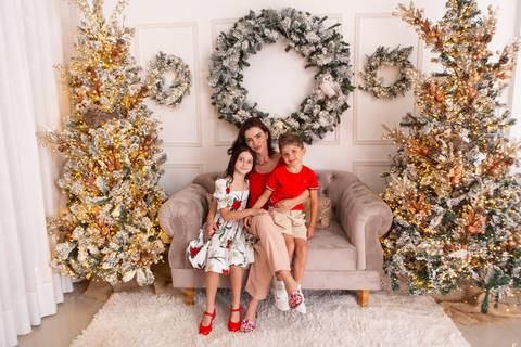 ensaio de natal bebê touca de papai noel brasilia df registrado pela fotógrafa letícia franco casa do papai noel sala arvore guirlanda roupa de papai noel'