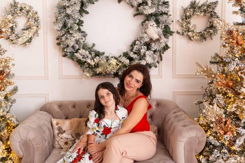 ensaio de natal bebê touca de papai noel brasilia df registrado pela fotógrafa letícia franco casa do papai noel sala arvore guirlanda roupa de papai noel'