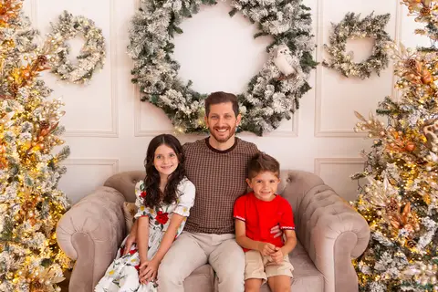 ensaio de natal bebê touca de papai noel brasilia df registrado pela fotógrafa letícia franco casa do papai noel sala arvore guirlanda roupa de papai noel'