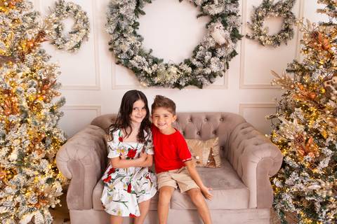 ensaio de natal bebê touca de papai noel brasilia df registrado pela fotógrafa letícia franco casa do papai noel sala arvore guirlanda roupa de papai noel'