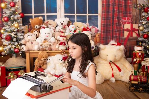 ensaio de natal bebê touca de papai noel brasilia df registrado pela fotógrafa letícia franco casa do papai noel sala arvore guirlanda roupa de papai noel'