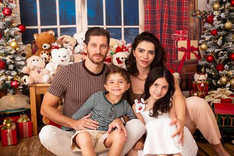 ensaio de natal bebê touca de papai noel brasilia df registrado pela fotógrafa letícia franco casa do papai noel sala arvore guirlanda roupa de papai noel'