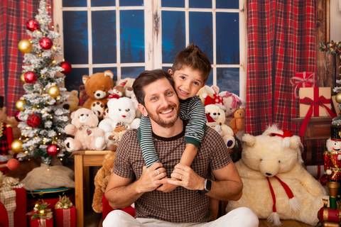 ensaio de natal bebê touca de papai noel brasilia df registrado pela fotógrafa letícia franco casa do papai noel sala arvore guirlanda roupa de papai noel'