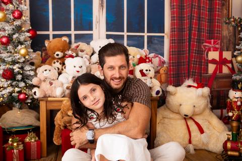 ensaio de natal bebê touca de papai noel brasilia df registrado pela fotógrafa letícia franco casa do papai noel sala arvore guirlanda roupa de papai noel'