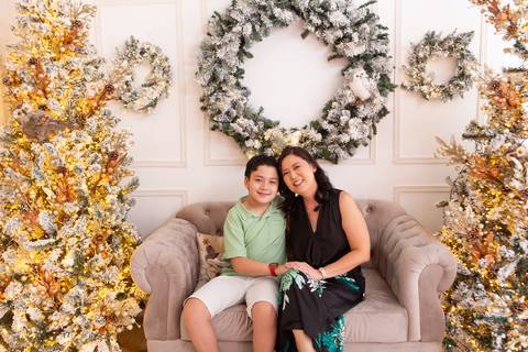 ensaio de natal bebê touca de papai noel brasilia df registrado pela fotógrafa letícia franco casa do papai noel sala arvore guirlanda roupa de papai noel
'