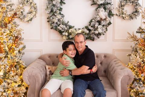 ensaio de natal bebê touca de papai noel brasilia df registrado pela fotógrafa letícia franco casa do papai noel sala arvore guirlanda roupa de papai noel
'