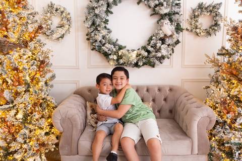 ensaio de natal bebê touca de papai noel brasilia df registrado pela fotógrafa letícia franco casa do papai noel sala arvore guirlanda roupa de papai noel
'