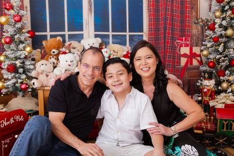 ensaio de natal bebê touca de papai noel brasilia df registrado pela fotógrafa letícia franco casa do papai noel sala arvore guirlanda roupa de papai noel
'