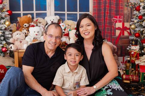 ensaio de natal bebê touca de papai noel brasilia df registrado pela fotógrafa letícia franco casa do papai noel sala arvore guirlanda roupa de papai noel
'