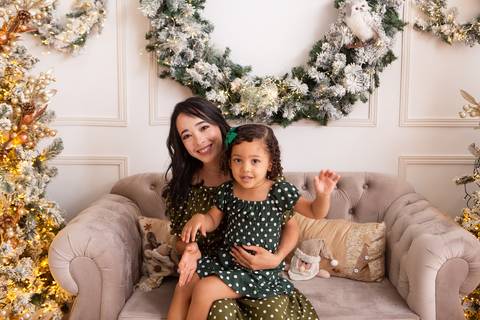 ensaio de natal bebê touca de papai noel brasilia df registrado pela fotógrafa letícia franco casa do papai noel sala arvore guirlanda roupa de papai noel
'