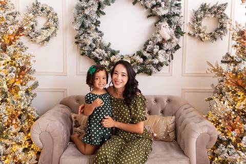 ensaio de natal bebê touca de papai noel brasilia df registrado pela fotógrafa letícia franco casa do papai noel sala arvore guirlanda roupa de papai noel
'