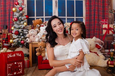 ensaio de natal bebê touca de papai noel brasilia df registrado pela fotógrafa letícia franco casa do papai noel sala arvore guirlanda roupa de papai noel
'