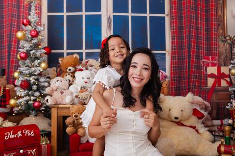 ensaio de natal bebê touca de papai noel brasilia df registrado pela fotógrafa letícia franco casa do papai noel sala arvore guirlanda roupa de papai noel
'