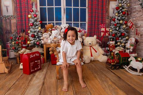 ensaio de natal bebê touca de papai noel brasilia df registrado pela fotógrafa letícia franco casa do papai noel sala arvore guirlanda roupa de papai noel
'