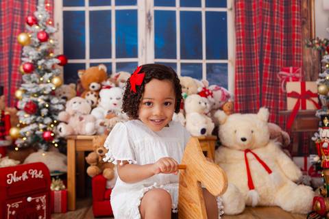 ensaio de natal bebê touca de papai noel brasilia df registrado pela fotógrafa letícia franco casa do papai noel sala arvore guirlanda roupa de papai noel
'